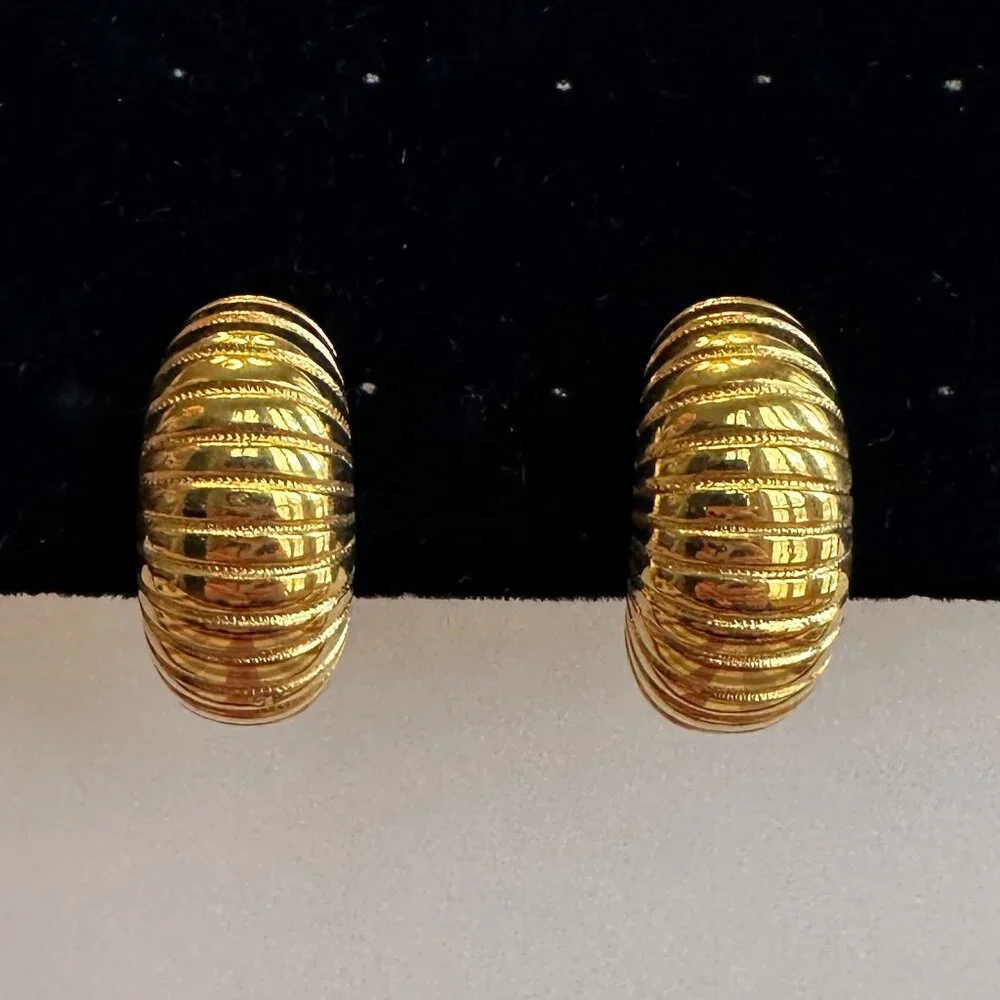Gold Tone Vintage Clip Earrings - Picture 1 of 2